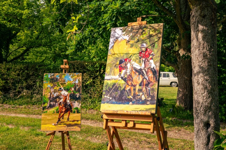 Photographie de plusieurs tableaux de Guénola Sahut représentant des courses équestres. Les tableaux sont exposés pour le 24ème Salon d'Artisanat & d'arts.