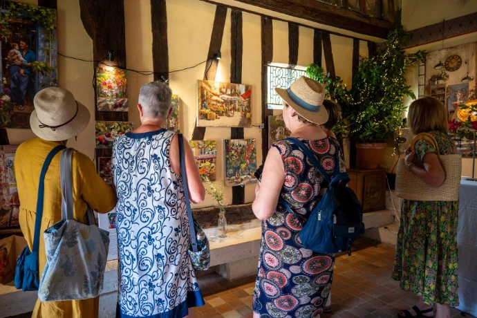 Plusieurs visiteurs du 24ème Salon d'Artisanat & d'arts se baladent dans la salle d'exposition de Guénola Sahut.