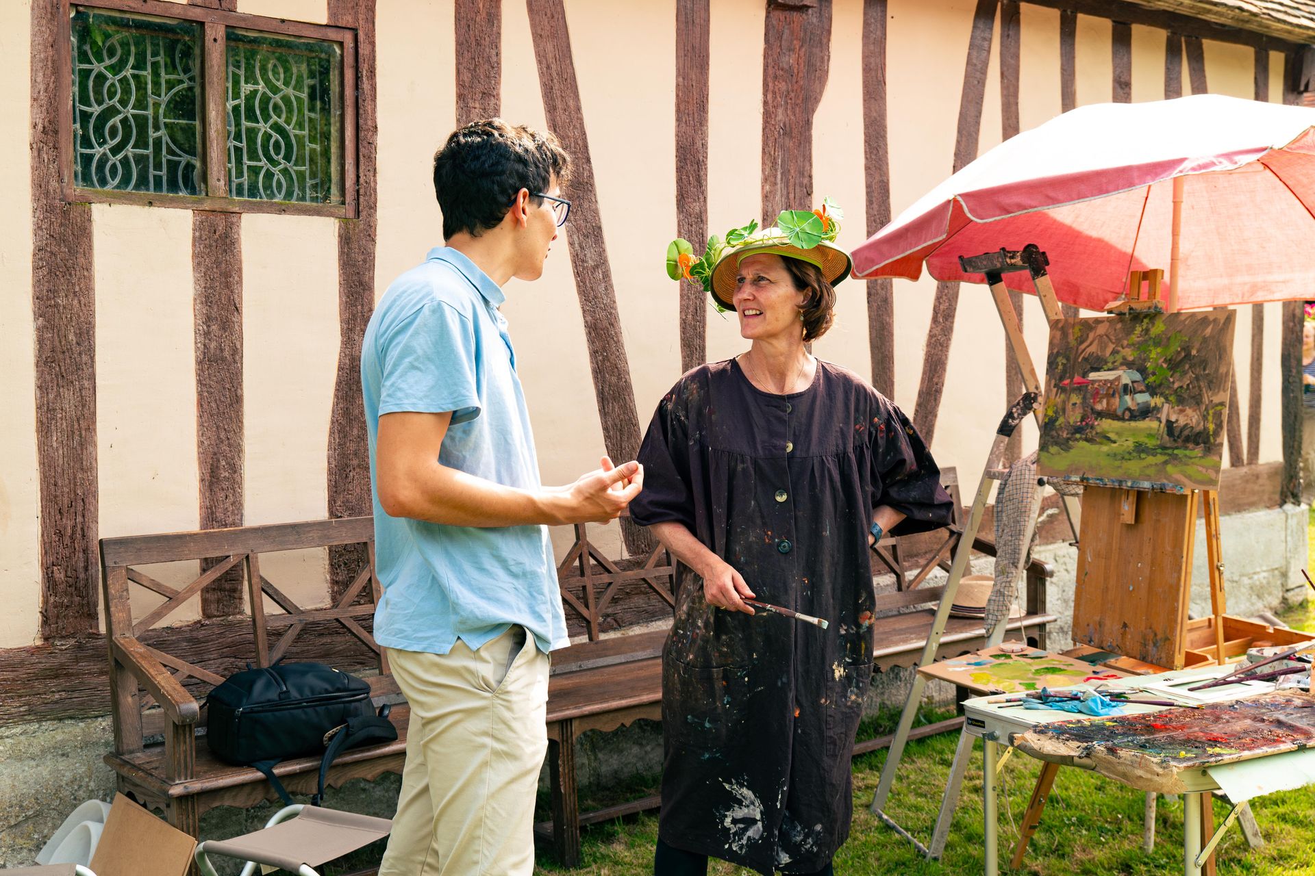 Guénola Sahut, une peintre, discute avec un jeune homme lors du 24ème Salon d'Artisanat & d'arts.