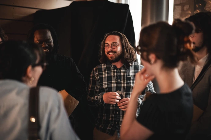 Photo rapprochée d'un groupe d'amis qui s'amusent et rigolent, lors d'une Murder Party organisé par Gentledice