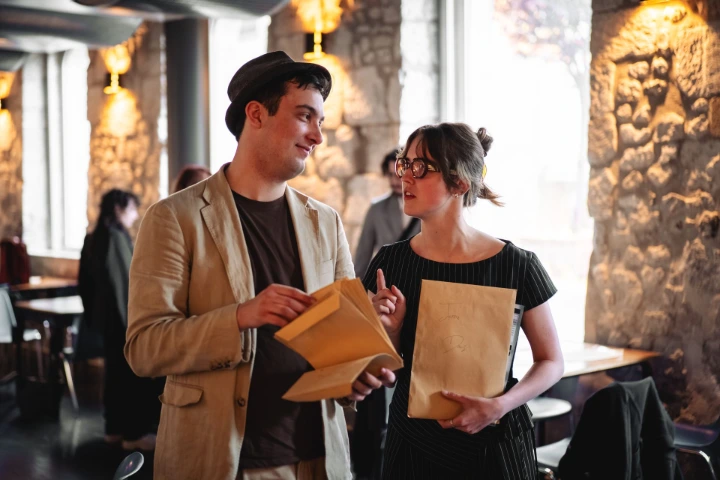 Photo de Guillaume Barray, responsable de Gentledice à Rouen. Il parle à une joueuse, tout les deux costumés.
