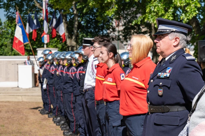 Une image large montrant un haut gradé de la police, en rang, avec les pompiers de Grand Quevilly.