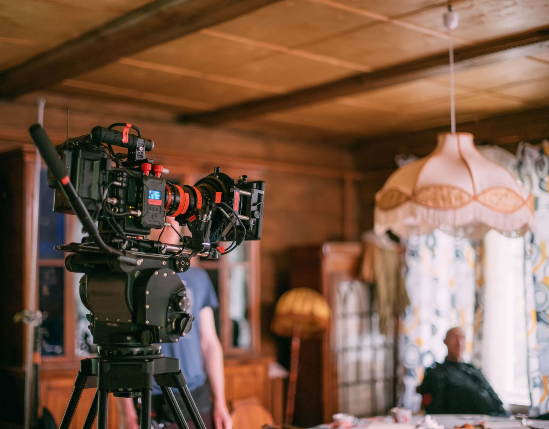Image d'une caméra professionnelle lors d'un tournage de Valentin Rachetto pour un film d'entreprise, dans un lieu immobilier.  